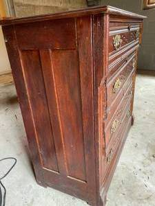 lot 9 image: Vintage Wooden 4 Drawer Dresser