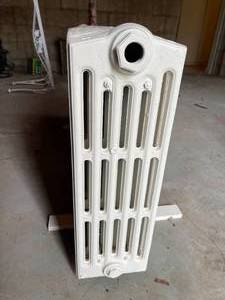 lot 184 image: Vintage Cast Iron Radiator