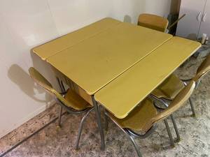 lot 8 image: Vintage Metal Table With Pull Out Leafs and 4 Chairs