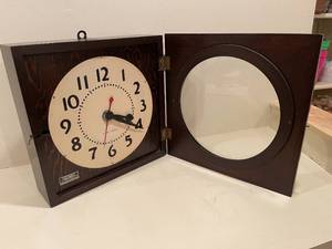 lot 198 image: Seth Thomas Electric Clock