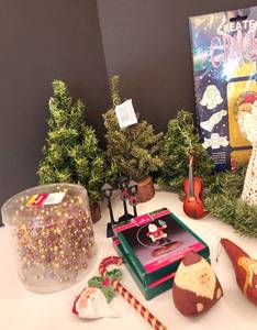 lot 213 image: Vast Christmas Decor Selection