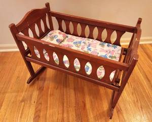 lot 223 image: Sweet set of Doll Beds