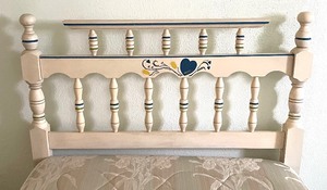 lot 3 image: Pair of Vintage Twin Beds