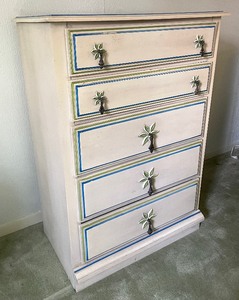 lot 4 image: Vintage 5 Drawer Dresser