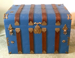 lot 6 image: Terrific Vintage Trunk with Inserts