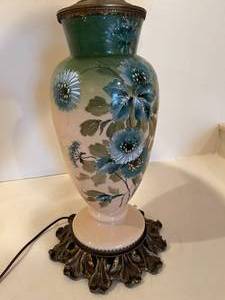 lot 15 image: Vintage Ceramic Floral Themed Table Lamp