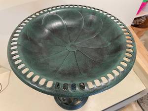 lot 258 image: Resin Bird Bath