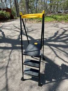 lot 276 image: Cosco Folding Step Stool