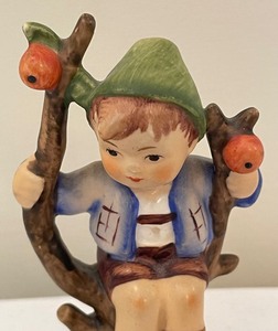 lot 309 image: Vintage Hummel Apple Tree Figurine