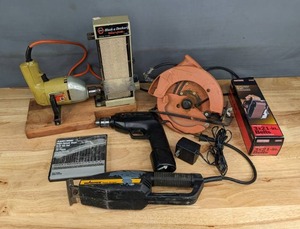 lot 108 image: Vintage Power Tools Black and Decker Sharp n Sand, Wagner Power Scraper, Skilshop Skil Saw and More R