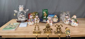 lot 186 image: Thomas Kinkade White Christmas Snowman, Snowman Figurines and More Christmas Decor J