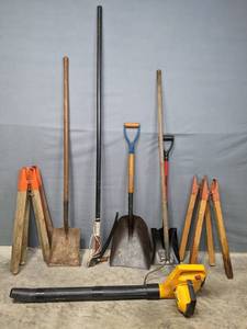 lot 213 image: An Assortment of Garden Tools includes Paramount Blower R