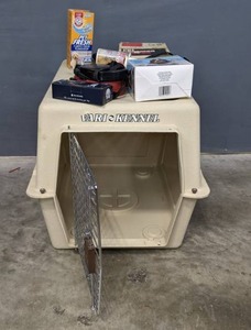 lot 288 image: Vari-Kennel, Oxi Clean Pet Fresh Carpet Odor Eliminator, Brush, Pet Groomer Clipper Kit, HairLint Remover, Leashes, Barx Buddy and More R