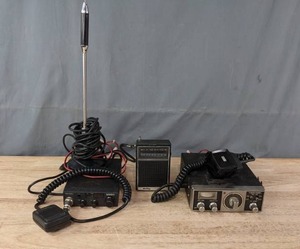 lot 325 image: Vintage Pocket Radio and CB Radios R