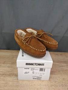 lot 70B image: New Minnetonka Womens Size 7W Pile Lined Moccasins  W