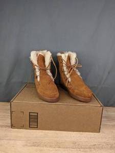 lot 63B image: New Minnetonka Womens Size 9 Brown Lined Boots  W