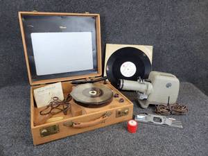 lot 447 image: Vintage Viewlex 7-Up Training Kit with Slides and Record