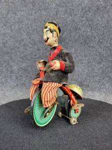 lot 440 image: Vintage Gay 90s Cyclist Tin Litho Wind-Up Cyclist Toy