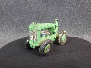 lot 468 image: Antique Cast Iron Tractor