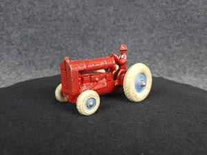 lot 466 image: Antique ARCADE Balloon Tire Fordson Tractor with Driver