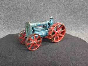 lot 465 image: Antique ARCADE Fordson Tractor with Driver