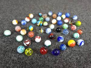 lot 460 image: (50) Assorted Vintage Marbles