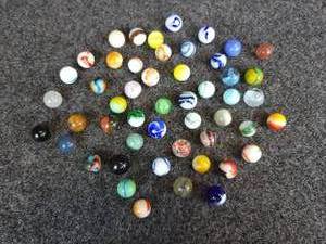 lot 461 image: (50) Assorted Vintage Marbles