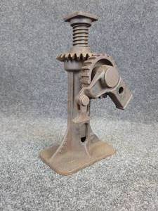 lot 514 image: Antique Cast Iron Ratcheting Screw Jack - Marked CB or BC and B553