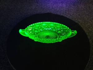 lot 516 image: Vintage URANIUM Glass Relish Dish