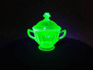 lot 496 image: Vintage Federal Glass URANIUM Sugar Bowl with Lid