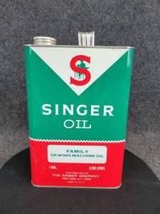lot 578 image: Vintage SINGER Sewing Machine Oil 1 Gallon Can - FULL