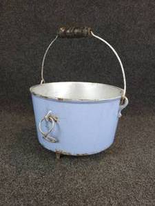 lot 585 image: Vintage Cast Iron Enameled Pot