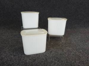 lot 598 image: Set of (3) Vintage Hazel Atlas Refrigerator Dishes
