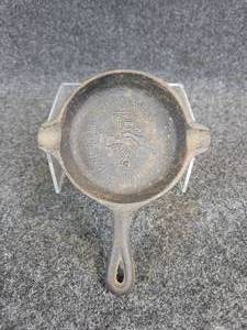 lot 573 image: Cast Iron Pan - International Molders and Allied Workers Union