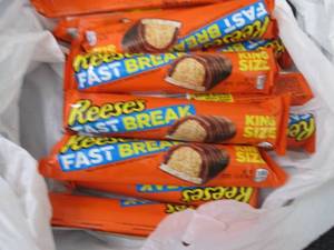 lot 95 image: 12- 3.5 oz Reeses Fast Break Candy...