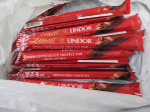 lot 102 image: 12- 1.3 oz Lindor Truffle Bars...