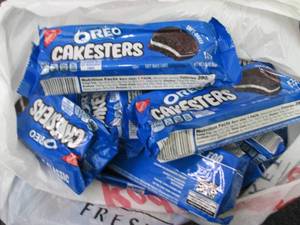 lot 106 image: 12- 3.03 oz pks Oreo Cakesters...
