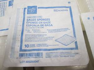lot 356 image: Case of 1280 Medline 4x4 Gauze Spon...