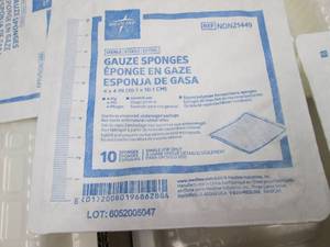 lot 357 image: Case of 1280 Medline 4x4 Gauze Spon...