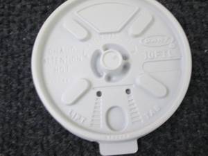 lot 400 image: Dart 10FTL White LiftnLock Lid - ...