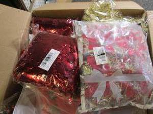 lot 147 image: box of various christmas decor ...
