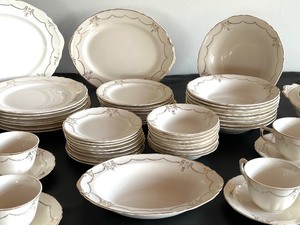 lot 28 image: Vintage Crown Potteries China Dishes