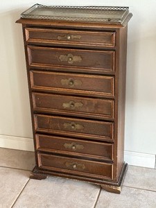 lot 34 image: Petite Vintage Cabinet