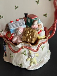 lot 37 image: Vintage Fitz and Floyd Decorative Christmas Items