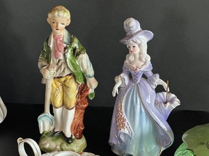 lot 39 image: Variety of Vintage Treasures