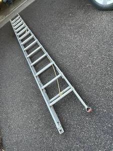 lot 85 image: 28 Foot Aluminum Extension Ladder