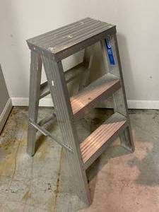lot 162 image: 26 Inch Keller Aluminum Step Ladder Model 527
