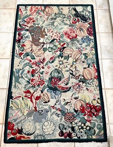 lot 148 image: Pretty Vibrant Rug
