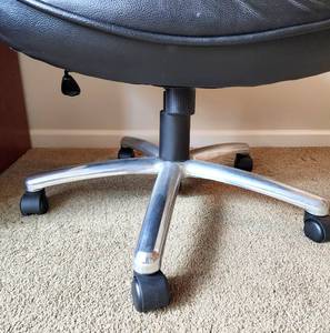 lot 118 image: Comfortable Black Adjustable Office Chair