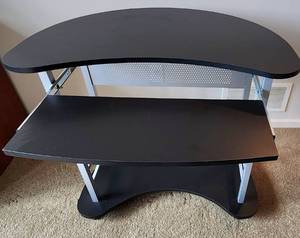lot 119 image: Portable Kidney Shaped Desk Station
